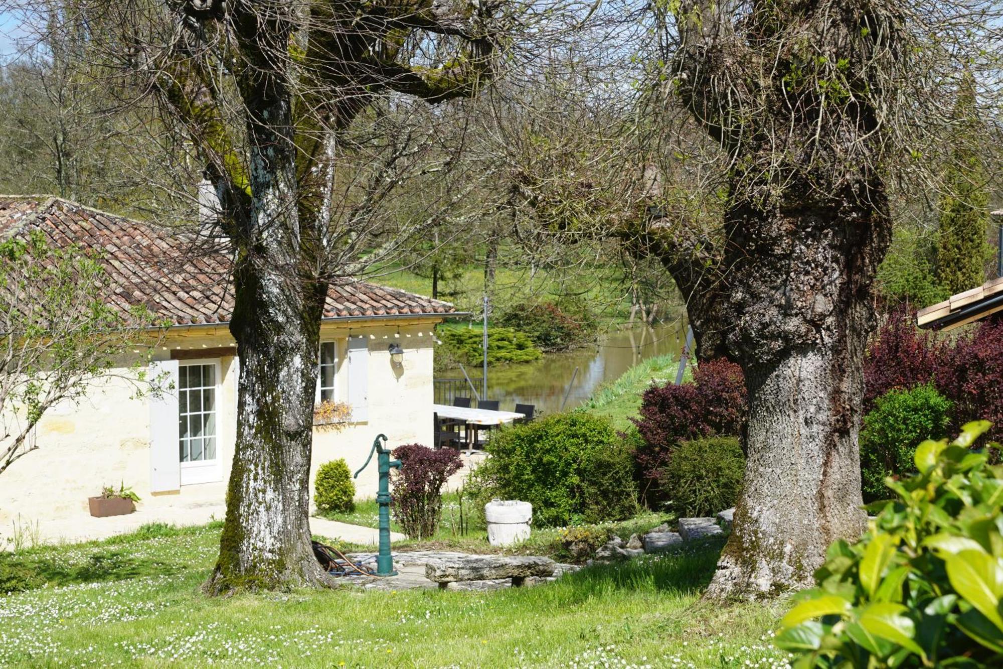 Moulin Notre Dame Hotel Saint-Genès-de-Castillon Exterior foto
